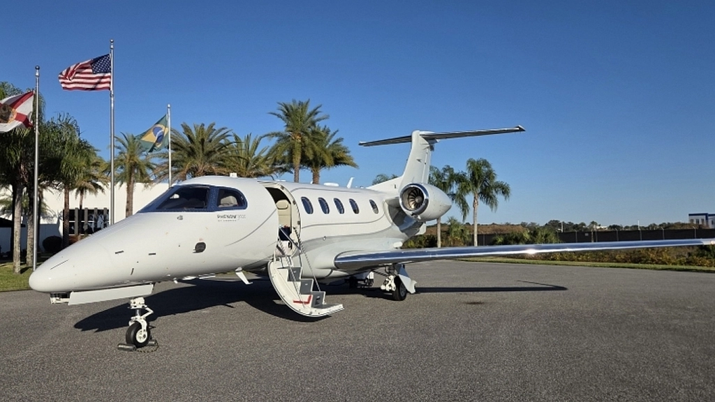 Embraer Phenom 300E OK-ELA