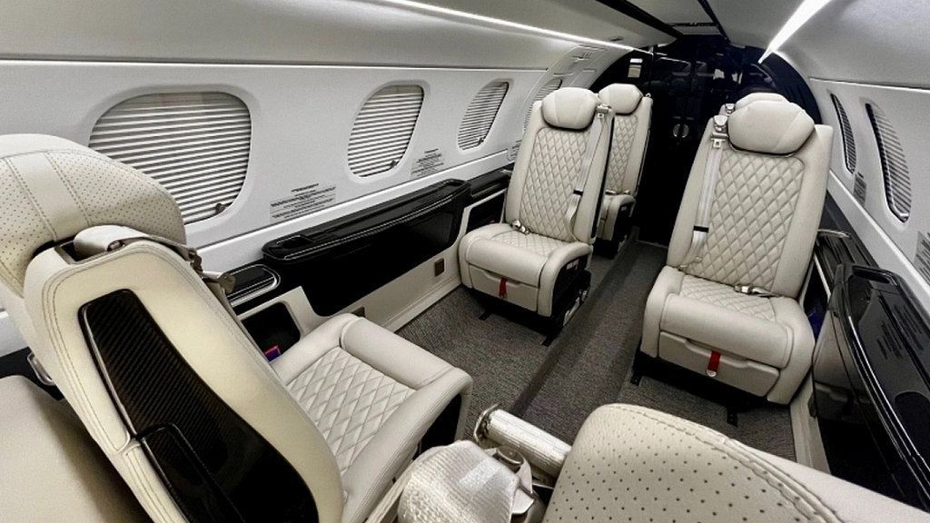 Embraer Phenom 300E OK-ELA