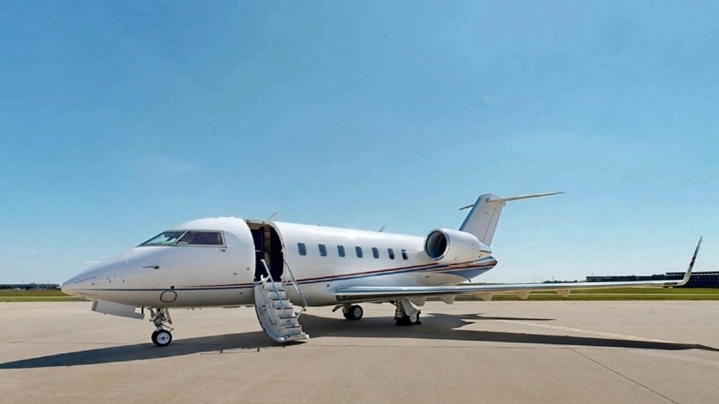 Bombardier Challenger 605 A6-FAM