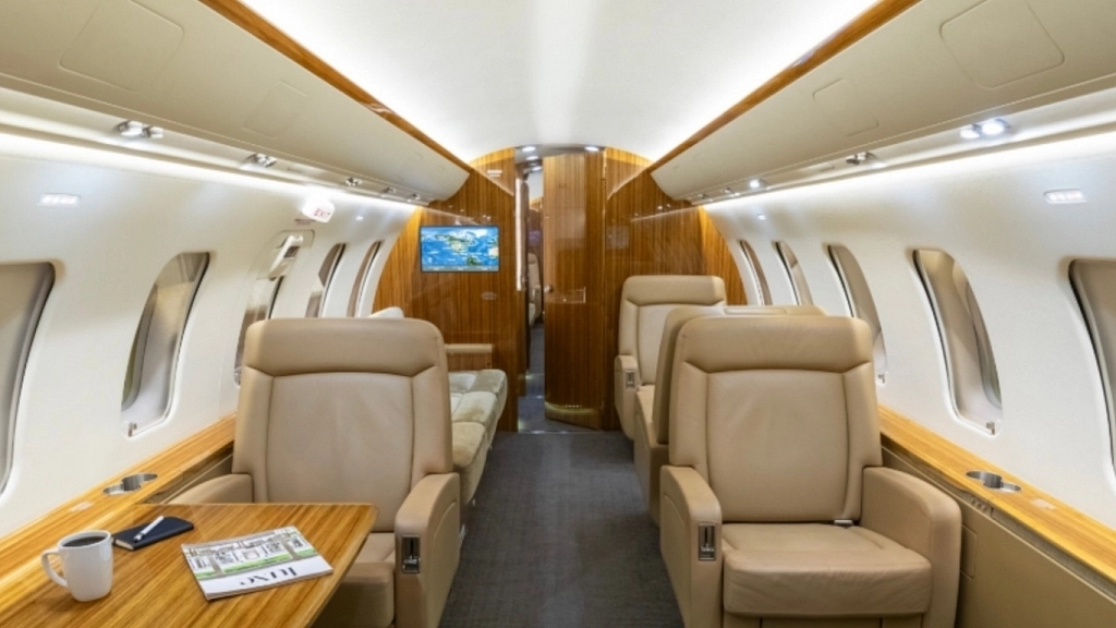 Bombardier Challenger 605 A6-FAM