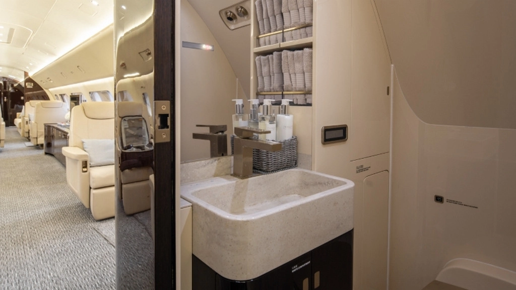 Embraer Lineage 1000 9H-DEE