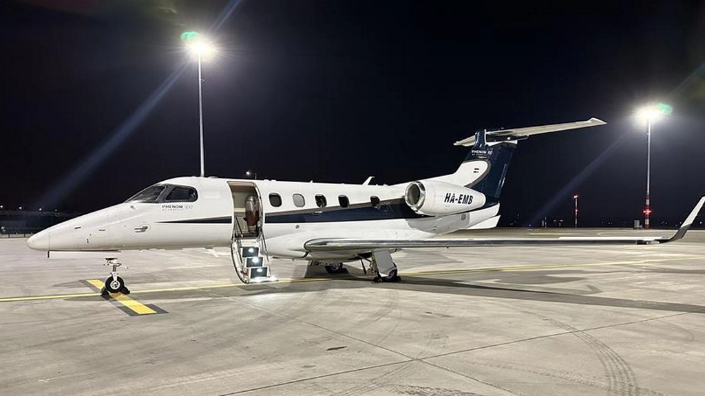 Embraer Phenom 300 HA-EMB