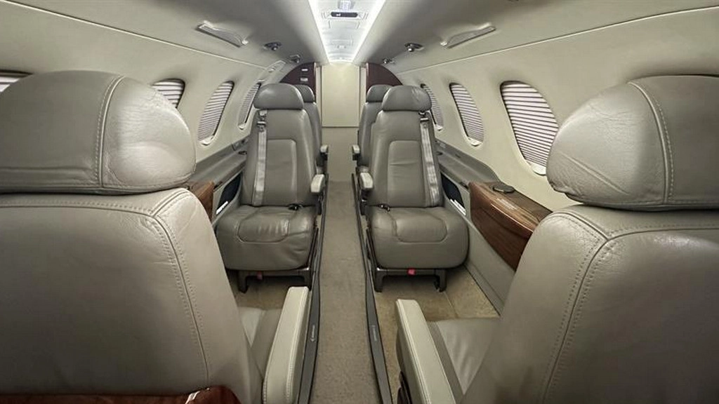 Embraer Phenom 300 HA-EMB
