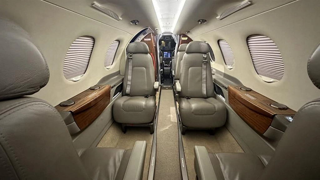 Embraer Phenom 300 HA-EMB