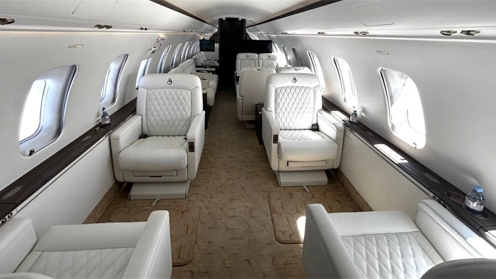 Bombardier Challenger 605 ES-BTC