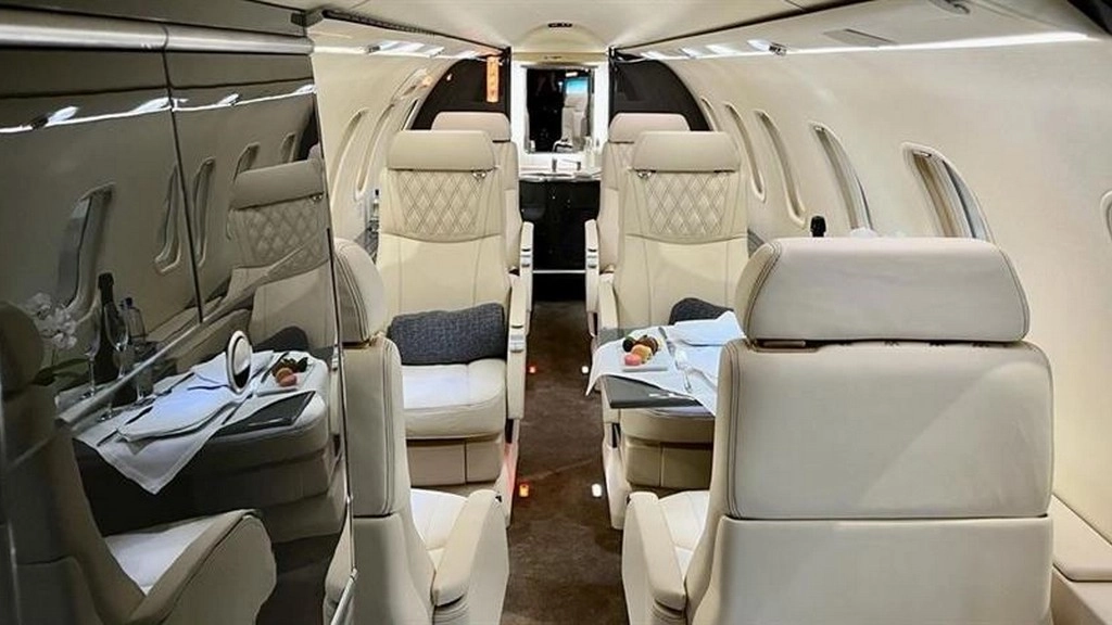 Bombardier Learjet 40 G-UXLA