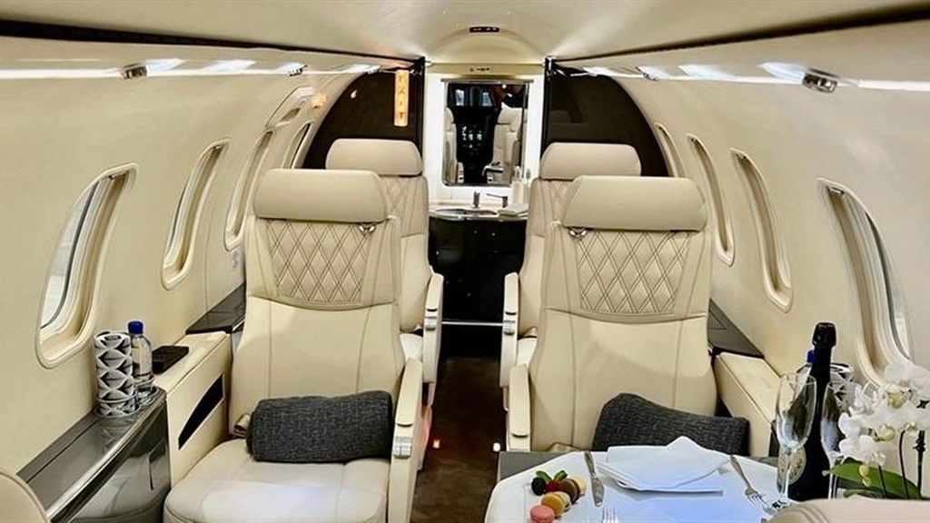 Bombardier Learjet 40 G-UXLA