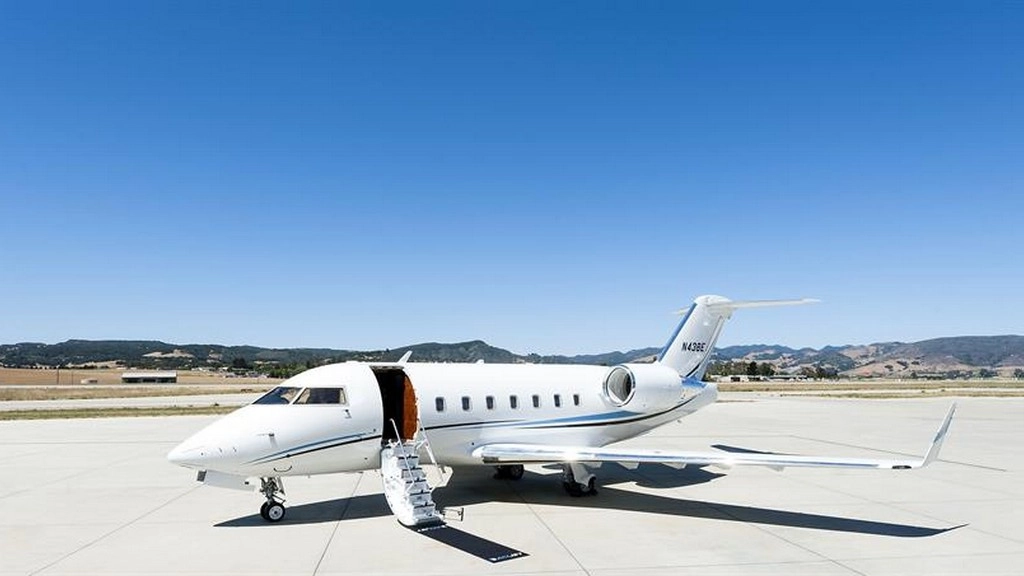 Bombardier Challenger 604 N438E