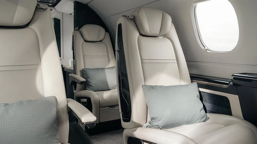 Embraer Phenom 300E OK-ELD