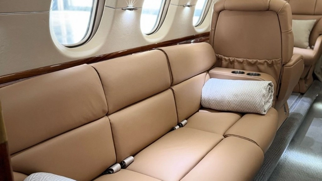 Hawker 850XP EW-579PP