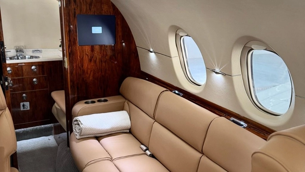 Hawker 850XP EW-579PP