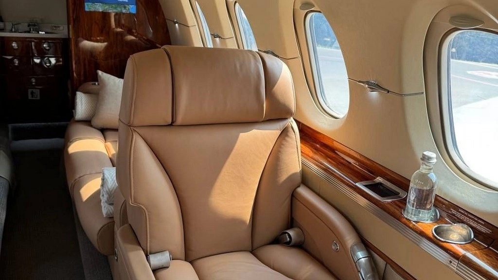 Hawker 850XP EW-579PP