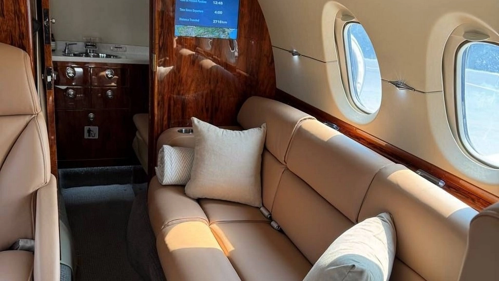 Hawker 850XP EW-579PP