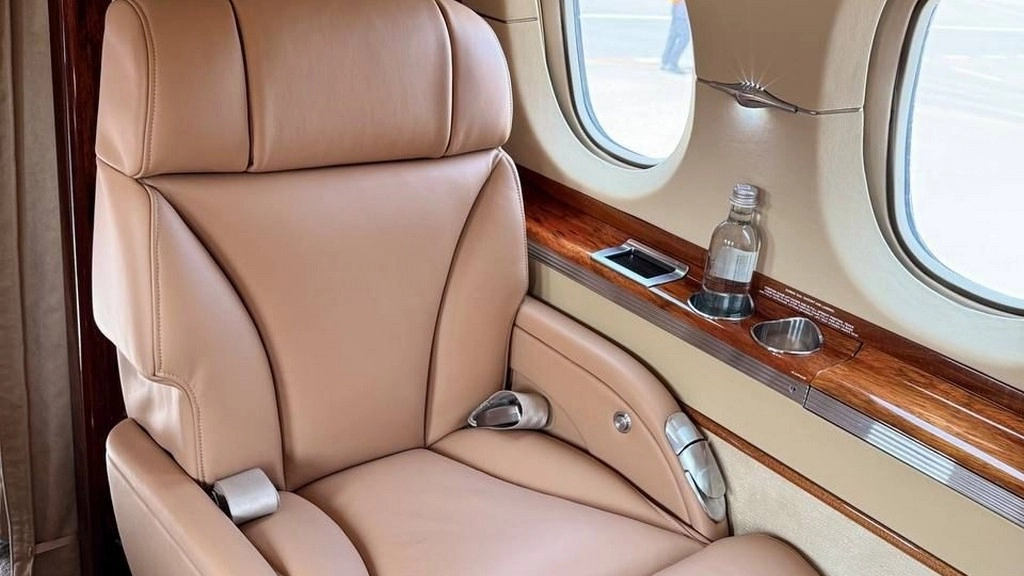 Hawker 850XP EW-579PP