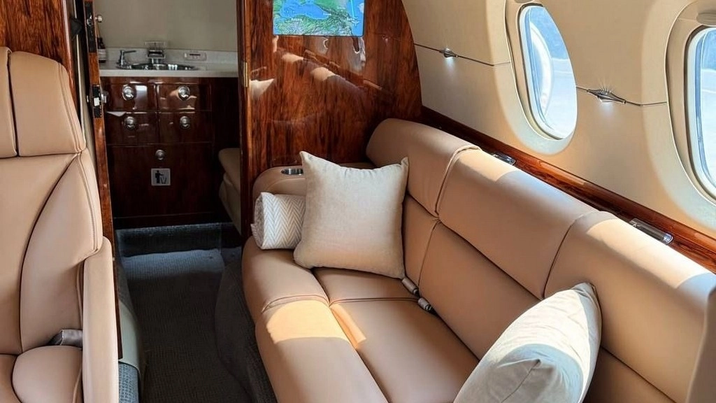 Hawker 850XP EW-579PP