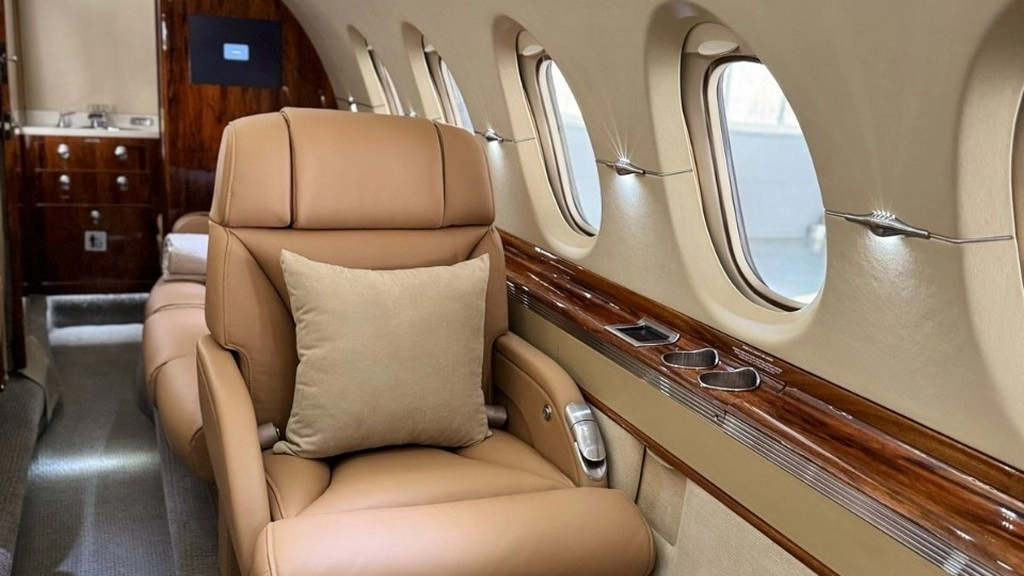 Hawker 850XP EW-579PP