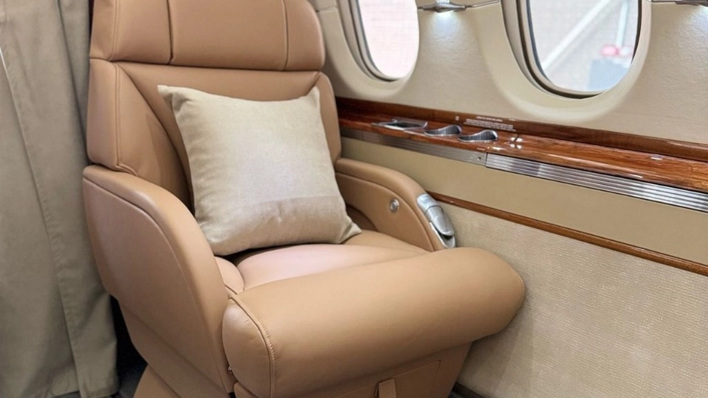 Hawker 850XP EW-579PP