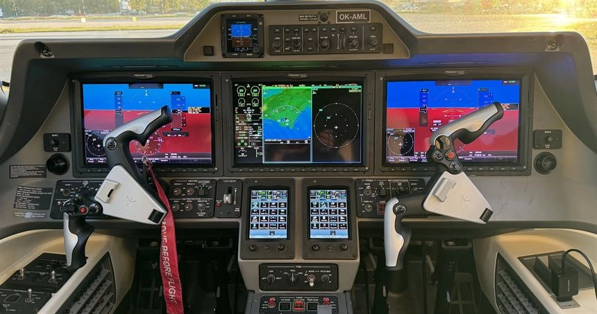 Embraer Phenom 300 OK-AML