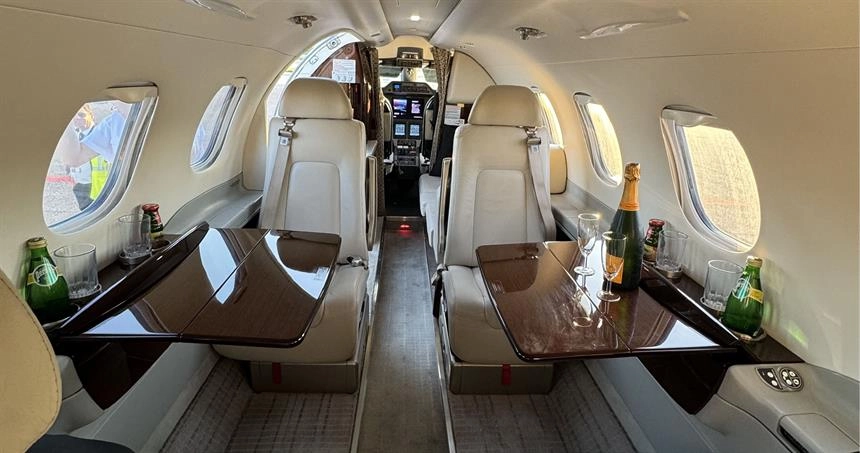 Embraer Phenom 300 OK-AML