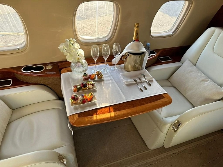 Embraer Legacy 650 YR-TRE