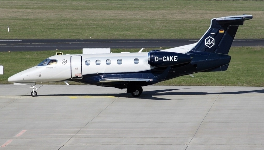 Embraer Phenom 300 D-CAKE